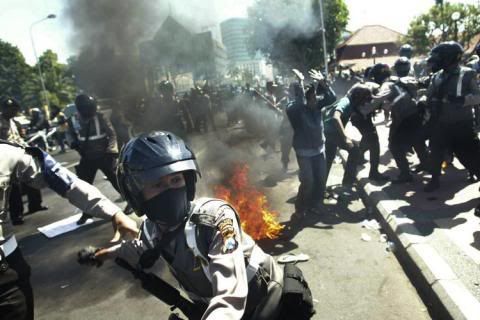 After the Indonesian government cut fuel subsidies raising the price of gas there by 30% in May 2008, rioting and protests broke out in the streets. The government was no longer able to afford the subsidies (idie Welt/i).