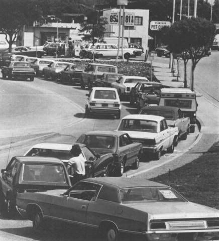 Lines formed at gas stations during the 1973 OPEC oil embargo