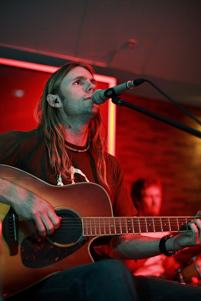 IMAGE: http://i235.photobucket.com/albums/ee188/supernicko/websizebenlowshot.jpg